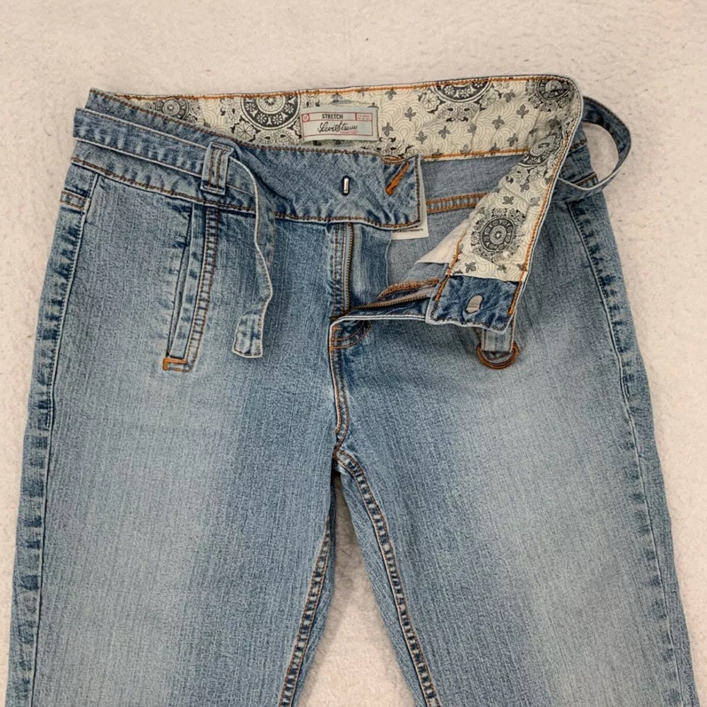 Levi's High Rise Blue Jeans with Distressed Look